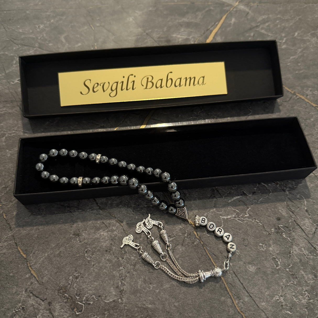 Tesbih mit Name + BOX mit Wunschtext - Anthrazit + Gebetsteppich