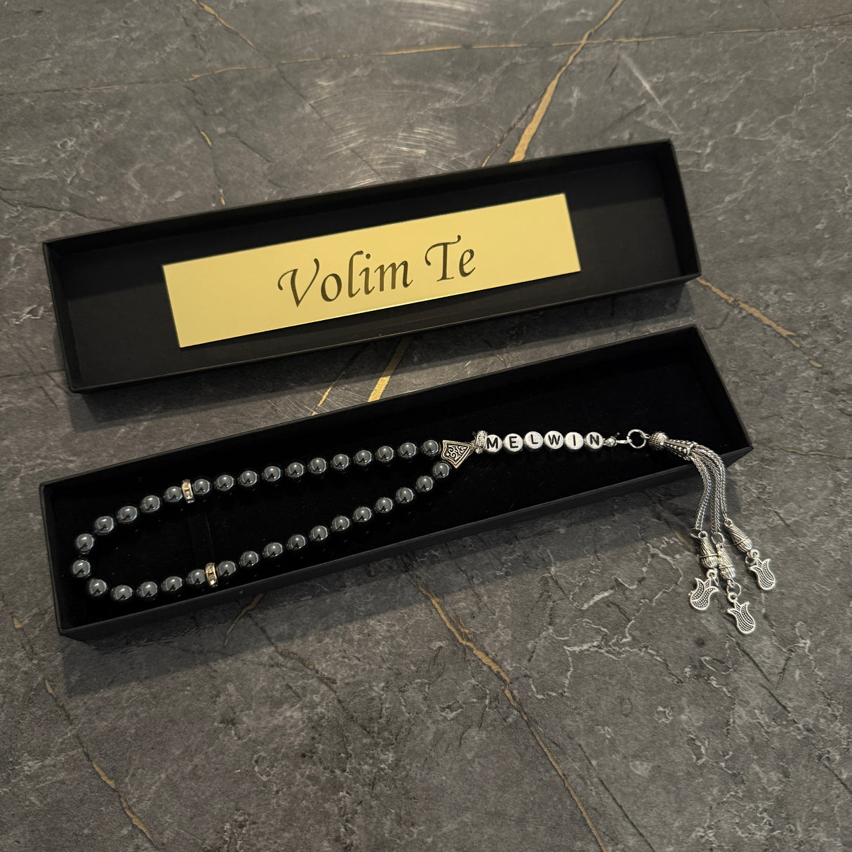 Tesbih mit Name + BOX mit Wunschtext - Anthrazit + Gebetsteppich