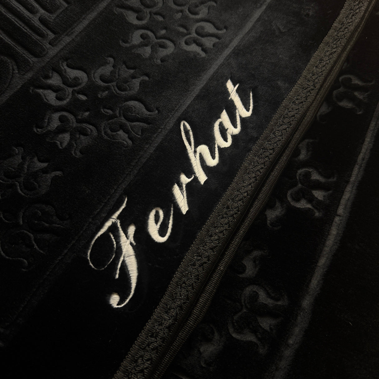 personalisierter Gebetsteppich in schwarz