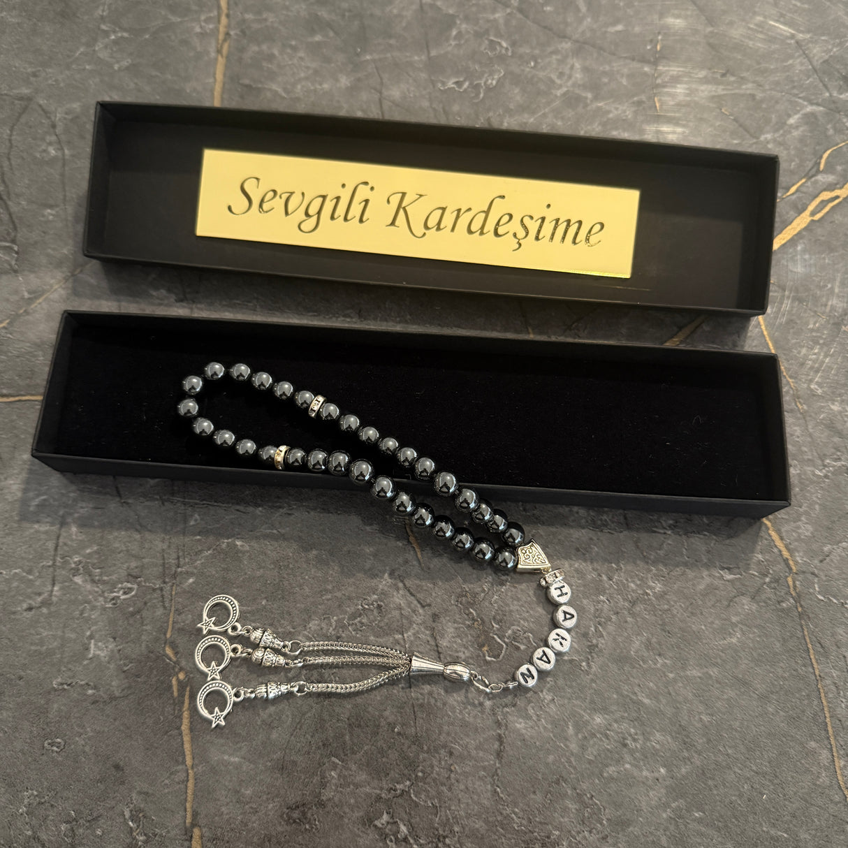 Tesbih mit Name + BOX mit Wunschtext - Anthrazit + Gebetsteppich
