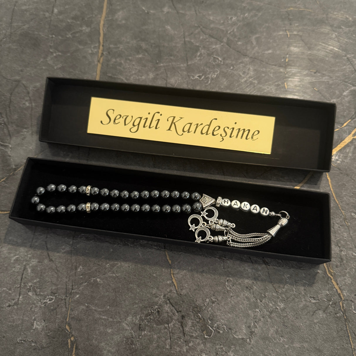 Tesbih mit Name + BOX mit Wunschtext - Anthrazit + Gebetsteppich