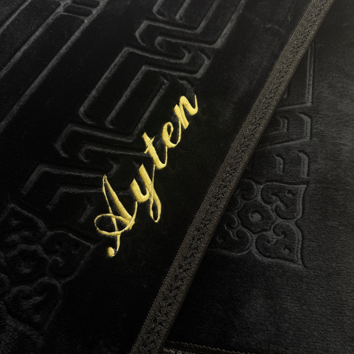 personalisierter Gebetsteppich in schwarz