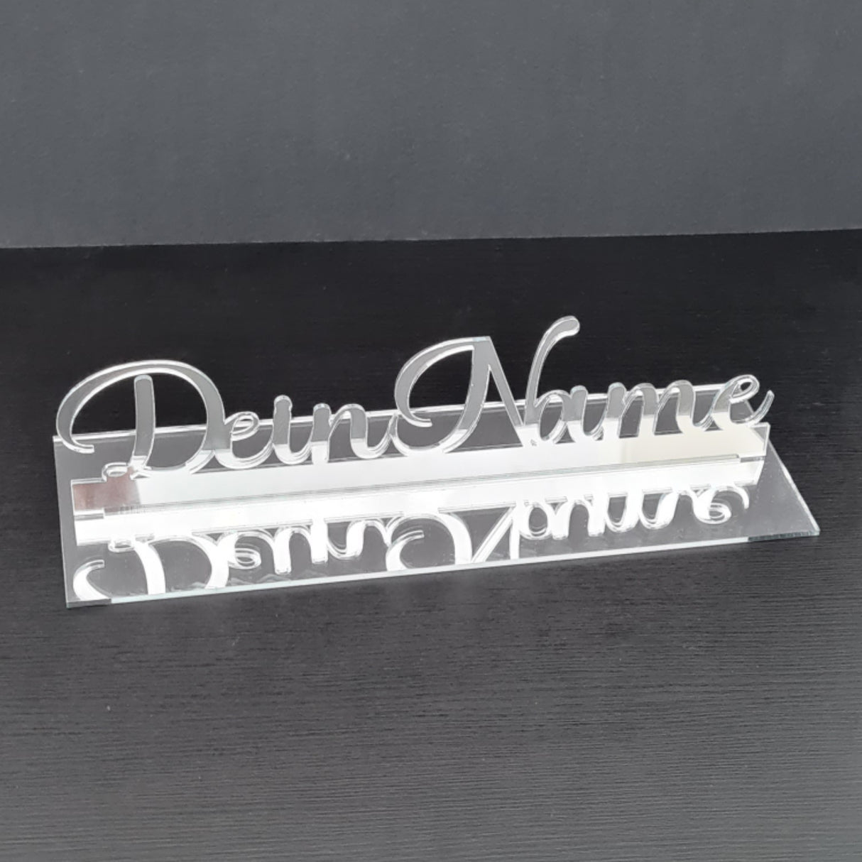Tischaufsteller mit individualisierten Namen aus Silber