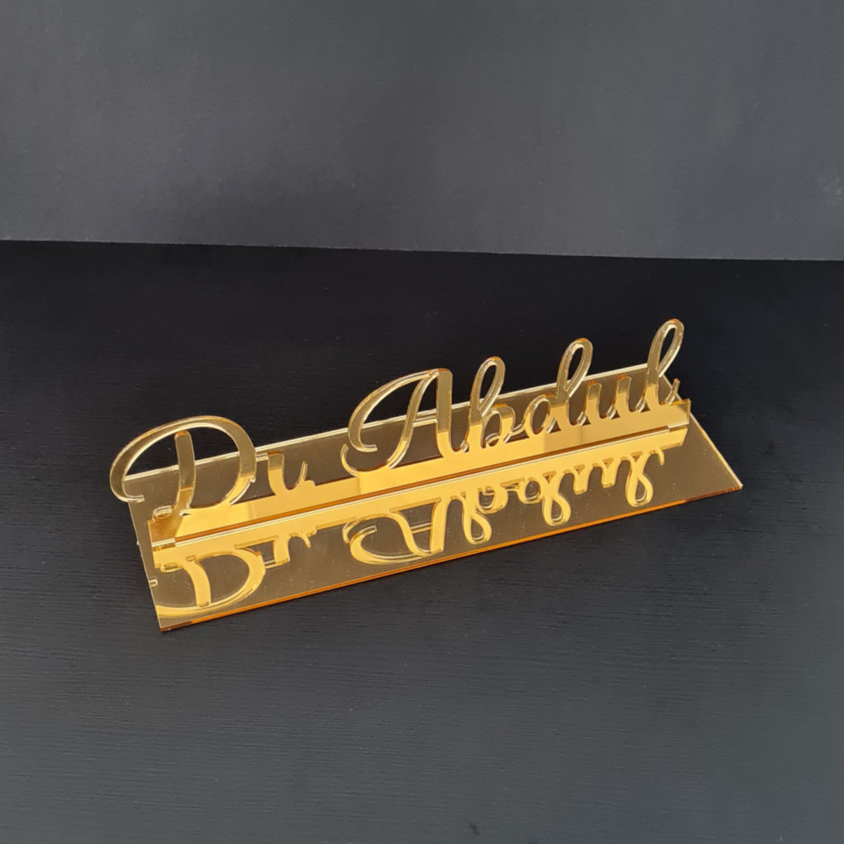 Tischaufsteller mit individualisierten Namen aus Gold