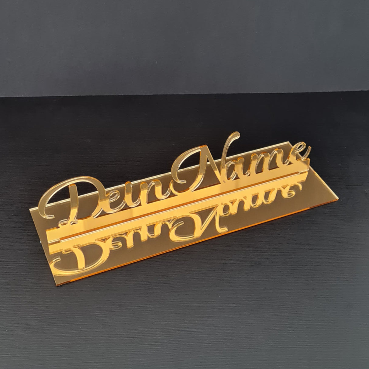Tischaufsteller mit individualisierten Namen aus Gold