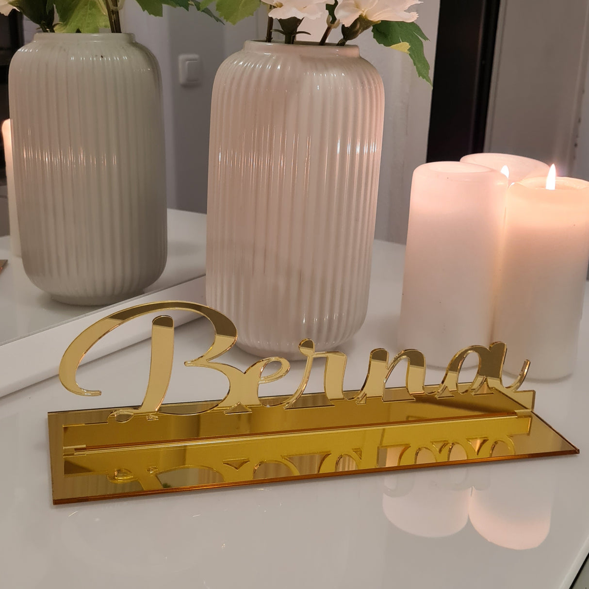 Tischaufsteller mit individualisierten Namen aus Gold