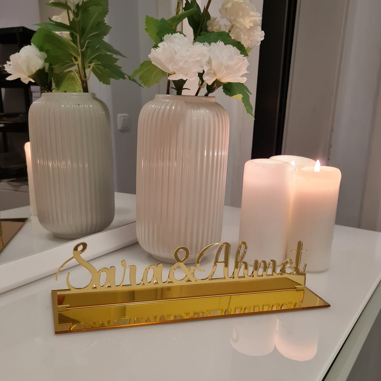 Tischaufsteller mit individualisierten Namen aus Gold