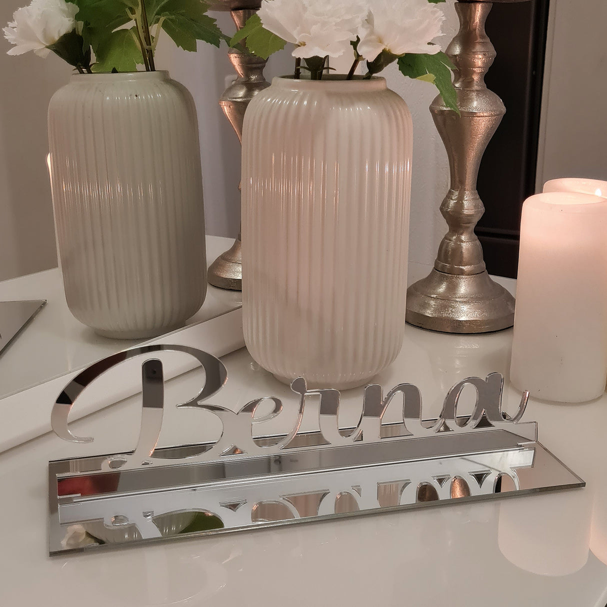 Tischaufsteller mit individualisierten Namen aus Silber