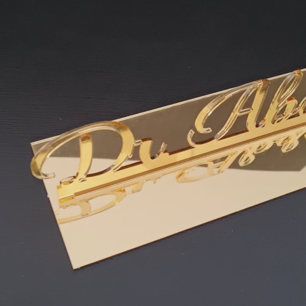 Video von einem Tischaufsteller mit individualisierten Namen aus Gold