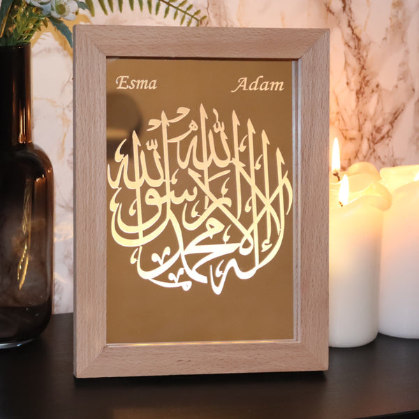 Personalisierte islamische Dekoration mit LED-Bilderrahmen und goldenem Acrylglas mit Schahada Kalligraphie