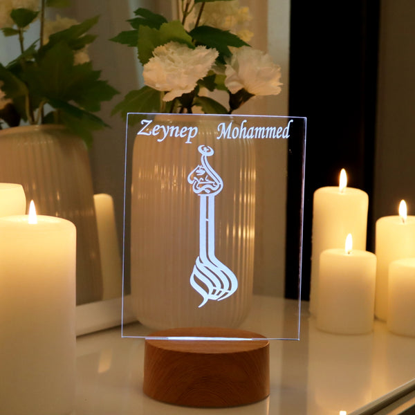 Personalisierte islamische Dekoration als Geschenk mit hochwertigem Acrylglas und Allahu Akbar Kalligraphie und Holz-LED-Leuchte