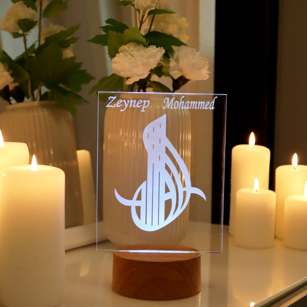 Personalisierte islamische Dekoration als Geschenk aus Acrylglas mit Allah Kalligraphie und Holz-LED-Leuchte
