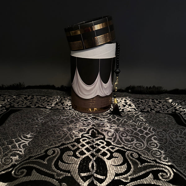 Geschenkbox im Kaaba-Design mit Gebetsteppich und Gebetskette in schwarz